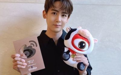 Nichkhun con el premio recibido de Weibo
