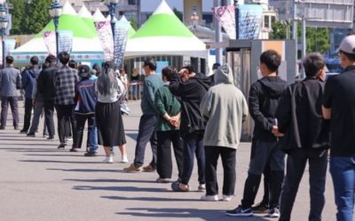 Personas haciendo cola para tomarse la prueba de COVID-19 en Seúl
