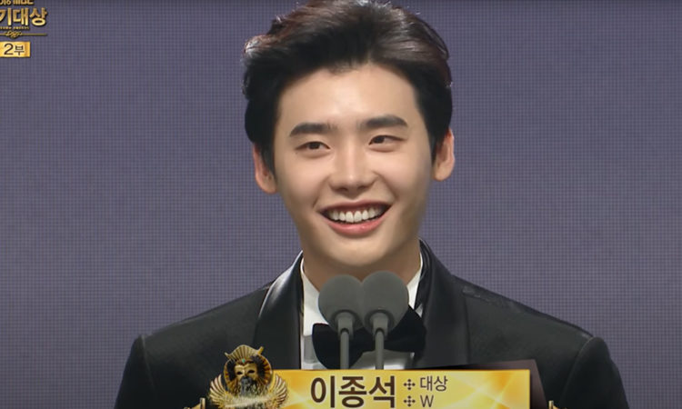 Você sabia? Lee Jong Suk foi criticado por ter ganho um Daesang e seu discurso de aceitação.