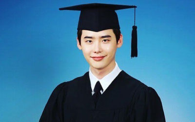 Mira a Lee Jong Suk el día de su graduación de la universidad