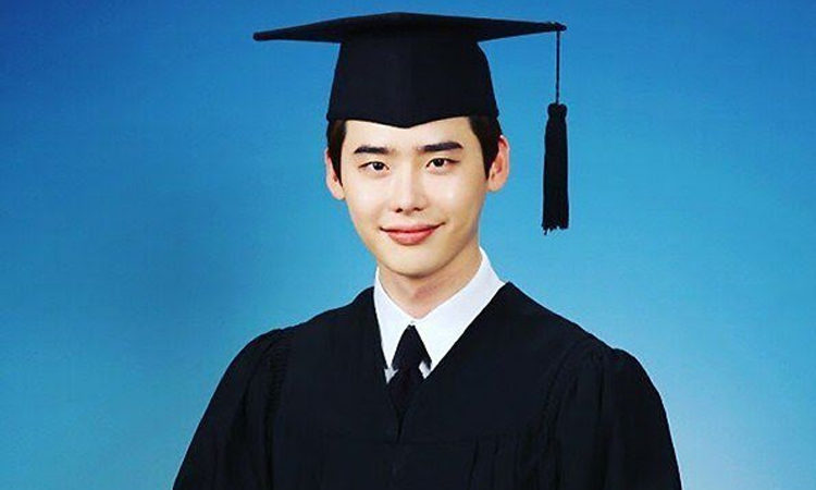 Mira a Lee Jong Suk el día de su graduación de la universidad