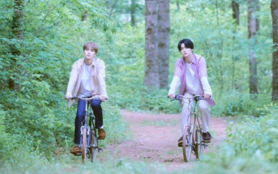 Kun and Xiaojun de WayV dan un paseo en bicicleta en sus fotos para Back to You