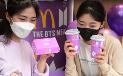 Fans con el BTS Meal en Corea