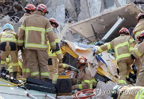 Colapsa un edificio en Gwangju y deja 9 muertos