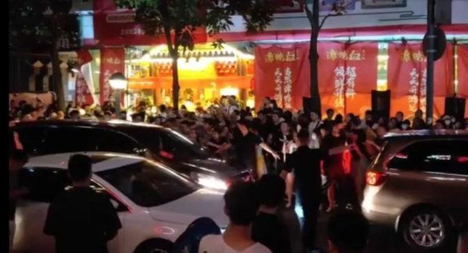 Xiao Zhan es acosado por una multitud de fans luego de que un restaurante filtrara su ubicación 