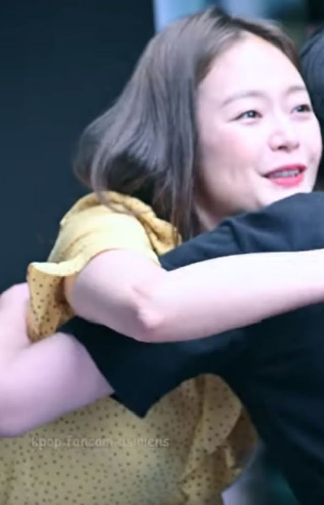  Jeon So Min es elogiada por usar lenguaje de señas con su fan con discapacidad auditiva