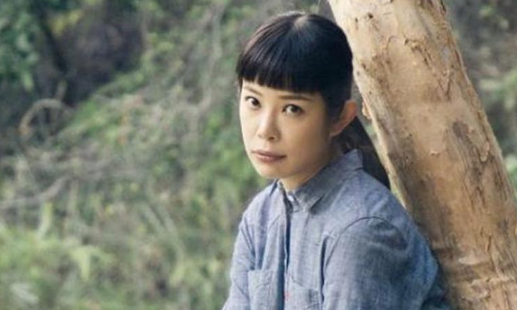 Kate Yeung, quien fue una popular actriz china ahora es guardia de seguridad