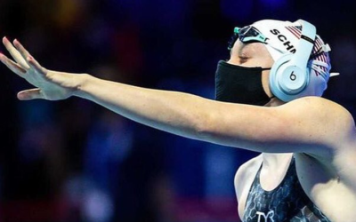 A Nadadora Sierra Schmidt dança "Cheer Up" e "LIKEY" da TWICE em suas provas olímpicas
