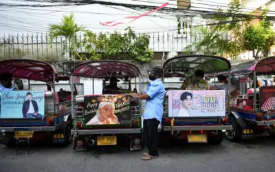 Taxistas en Tailandia con publicidad de fan clubs de K-pop