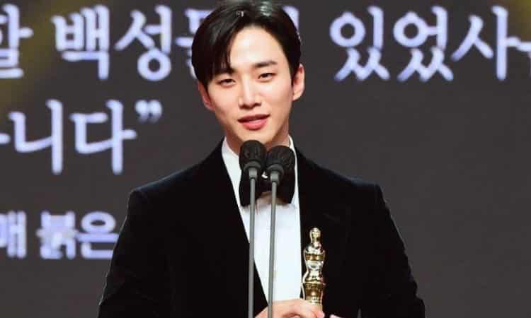 Lee Junho recibe el premio en los 'Korea PD Awards'