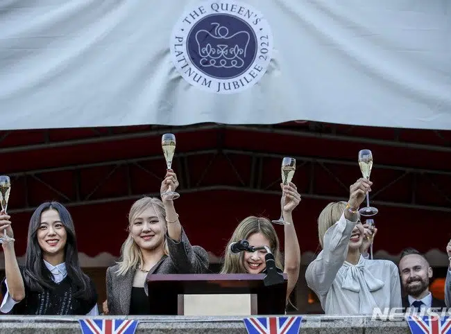 BLACKPINK celebró el Jubileo de la reina Isabel II en la embajada británica en Corea