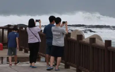 Turistas toman fotografías a las olas de gran tamaño