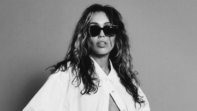 Miley Cyrus está de regreso: así es su nuevo sencillo 'Younger You' que está por venir